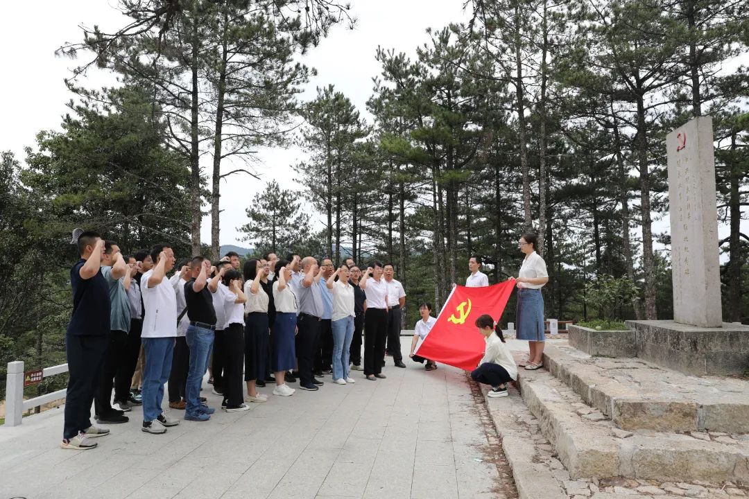 闽东北军分区驻地纪念碑开展重温入党誓词。2.JPG